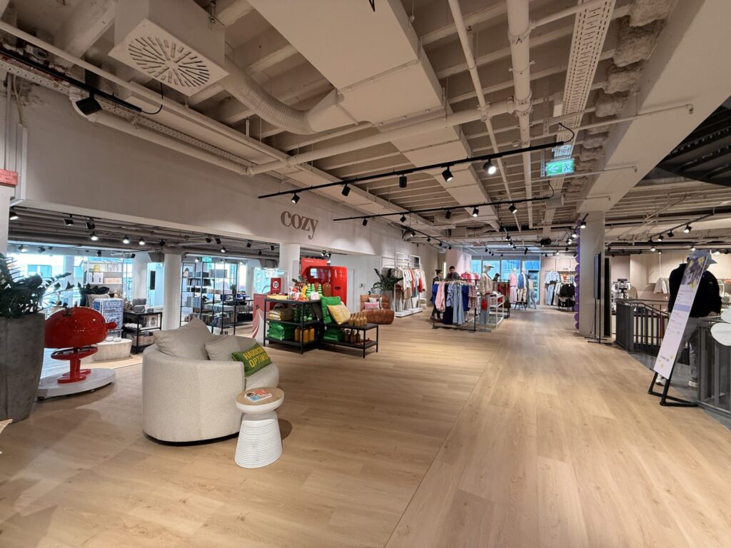 Neupositionierung mit Shop-in-Shop-Konzept stärkt Erlebnis- und Aufenthaltsqualität.