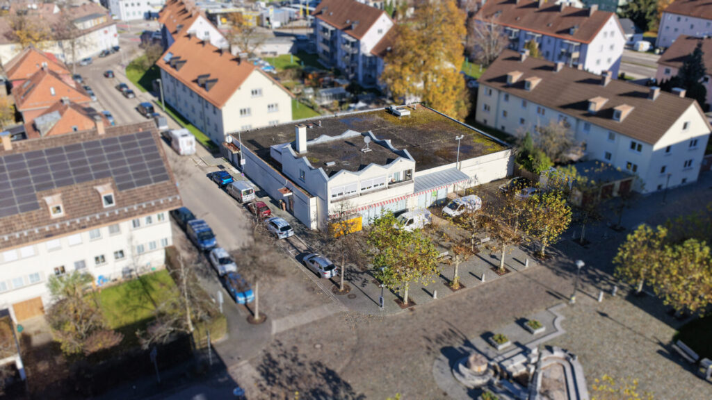 Die Funktion als wichtiger Nahversorgungsstandort für die umliegenden Wohngebiete unterstreichen die langfristige Standortqualität.