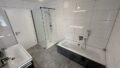 Dusche und Badewanne